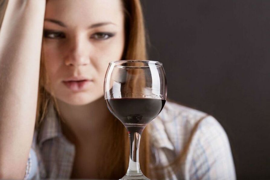 Mujer con una copa de vino