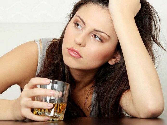 Una mujer con alcohol